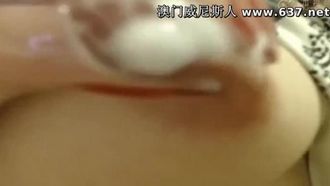 胀奶少妇挤人奶