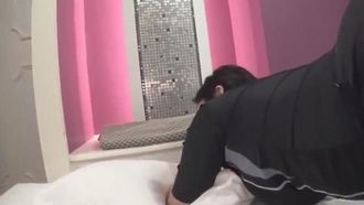 我被電動按摩器在泳衣上射精