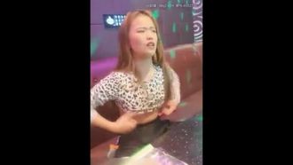 KTVでは、私はドアをブロックしてセックスを始めずにはいられませんでした。