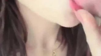 部屋に戻ると、女性2名と男性1名が上に乗って、交互に突きまくって激しくセックスします。