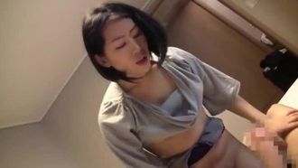 韓国のビジネスホテルのマッサージ嬢の無防備な胸チラに反応した俺のデカチンを見せつけたら…