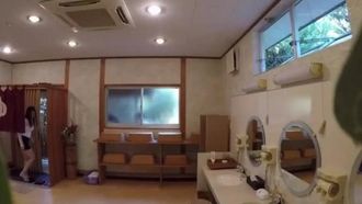 『女湯入ってますよ？』石和温泉で素人男性が男湯だと思ってお風呂に入ろうとしたら女湯だった！AV撮影じゃないところで女優さんたちとSEXしちゃうのかガチド