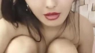 誘惑氣質迷人全程露臉，哺乳期的辣媽更顯風騷，擠奶水吃奶