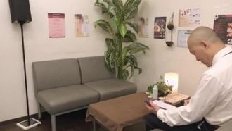 During training for new employees at a high-end beauty salon, she is forced to perform a treatment in an obscene position, and even though she hates having her beautiful ass massaged, she becomes so horny that her anal juices overflow...