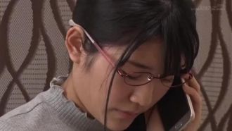 「我真的很尴尬，但是……我想玩一个受虐狂的鸡巴！」在学校，我和三个安静、谦逊的大胸女孩和一个受虐狂的男人一起度过时光，折磨他们的鸡巴。