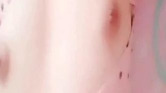 美女为钱露奶露逼粉红奶头凹陷粉红小逼一条缝还没开发过
