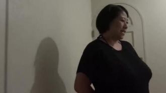 千葉の海岸で海の家を営む化け乳のお母さん！ 響りん