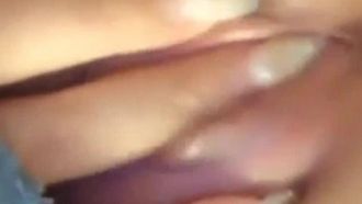タイトなパンツを履いた豊満な女の子は、パンツを脱いでマンコを広げ、お尻をひねり、セクシーな服に着替えたいと誘惑します