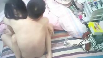 ウェブカメラ隠しカメラシリーズ: 十分に舐めた後、彼女をファックし、女の子の嫌がる表情を見てください