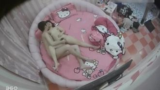 ホテルは試験後にリラックスしているカップルをこっそり撮影しました。彼らはとても文化的に見えました。