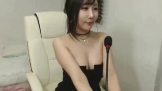 【直播】美女主播有客人刷礼物要求脱衣服，身材真好