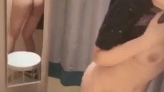 買い物中にとてもムズムズしてしまい、服屋を見つけて美乳やアソコを触ってしまいます。