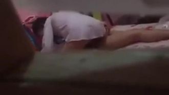 鄰居妹妹有個壞習慣….跟男友做愛不關窗「狂野馬前後搖騎乘」：這姿勢老司機！
