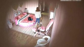 [酒店偷拍] 小情侣酒店爆操~粗鲁的操难怪女友会哭QQ