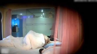 【ホテル隠し撮り】可愛い女の子と彼氏が部屋で楽しくエッチ～テレビを見ながら思わずマンコを触ってしまう～彼氏をガシガシ射精させろ！