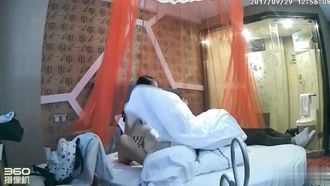 [酒店偷拍] 清纯妹子与青梅竹马相约开房~床下公主~床上淫娃~被小伙子连捅了2砲很满足~