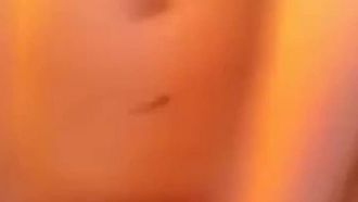 年纪那么小的女孩怎么那么大的巨乳!!脸还蛮可爱!