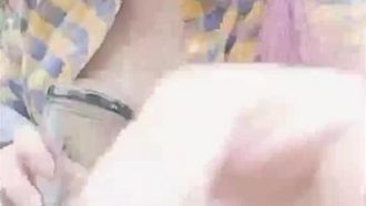 18歳の少女は午後2時に公園で自撮りをし、スキンケアのために妹に大胆にも果物を詰め込んだ。