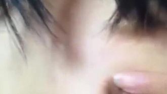 어린 이빨을 가진 여동생은 남자친구가 이 영상을 보는 것을 좋아한다는 것을 알고 있습니다.