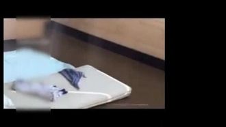 巨乳母アマンダは不倫をして子供を育てながら卑猥な言葉を言い続け母乳を分泌していた。