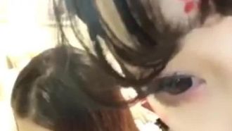 時代衣装を着た裸の少女がルームメイトに陰毛を剃るのを手伝ってほしいと頼む