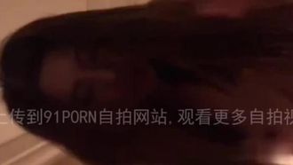 大奶妹说不看镜头还是爽到在镜头前舔舌