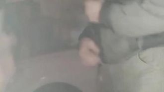 【厳選生放送！】変態美女とおじさん2人が道端でセックスしてた 何があったのかさえ分からない！