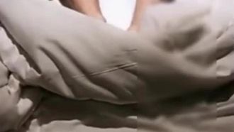 ライブブロードキャストのホストになるのはとてもクールです!妻の目の前で…実は「双子の義妹」と寝ていた 姉妹なのに全然違う!!。
