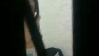 从窗外偷窥两个女粉领的私密生活