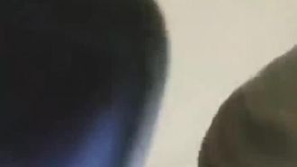 美しいショートヘアの女の子は、顔の半分しか見せずにずっとオナニーをしています。彼女は楽しい時間を過ごしており、観客もそれを楽しんでいます。