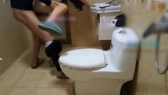 性感表嫂让表哥戴绿帽! 躲在厕所偷情还被怕听见在不敢放开呻吟