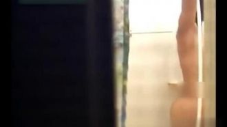 The little sister was still immersed in music while taking a bath, and finally found out that she was secretly filmed