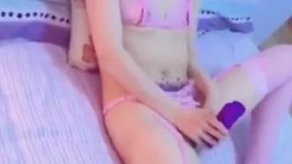 漂亮姊姊光自慰还不满足 跑到表弟房间拉下裤子硬要吃: 好大