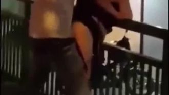 新加坡上演野外活春宮 趴在欄桿愛愛路人幫好