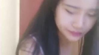 大眼美女坦然的聊天自慰 高潮时的表情很丰富