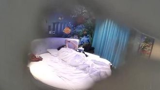 人魚姫の夢破れ、海をテーマにした銃室でカップルが喧嘩する動画が流出