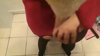 She seduced me with two! I can’t help but secretly fuck my friend’s beautiful girlfriend in the toilet, showing off that I’m a cousin