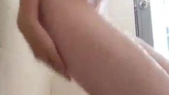 誰もが認める可愛い女子中学生がなぜか愛撫し始めた 3