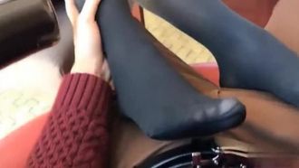 [男友視角] 學生妹愛腳交~這個視角超像自己的GG被踩的~完全不害羞的學生妹~
