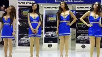 【東南アジア】カーショーのモデルが胸に飛びついて落ちそう!! どれも人間の胸ですよ～！