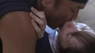 （土下座して助けを乞う）配達員にレイプされ中出しされた美人モデル（中国語字幕）