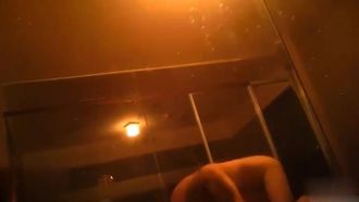 大きな胸、細いウエストとチョッキ、長い脚、ワンピースの馬のアクションを持つセクシーな美女が激しく犯されます