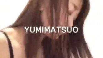 【日本】欲求不満の巨乳妻が浮気をビデオに撮られ、楽しそうな表情を浮かべている。