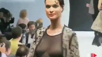 [Europe and the United States] Overhead underwear catwalk!! The beautiful breasts on the chest are gentle and vibrating~The model's expression shows professional charm!!