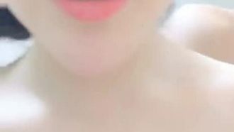 気まぐれな妹ハニーと惨めなセックスパートナーがさまざまな体位を解き放つ、口内挿入と口内挿入は必見です!!