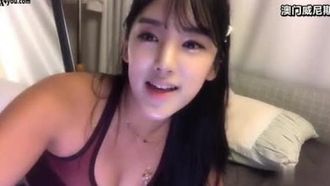 【韓国】注目の女子アンカーが深いキャリアラインを暴露～ベッドに寝転がっておしゃべり～