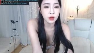 [Korea] The pretty live broadcast host ~ took off all her clothes and lay down on the chair to caress her beautiful figure ~