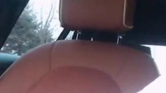 女主播隨意違停在車上脫衣 大膽開車門不怕臨檢