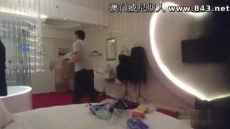 美女MODEL邹邹换衣全程被无良摄影师串通偷拍卖出