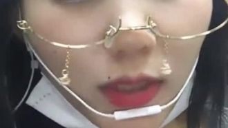 The young lady rushed home to live broadcast~the see-through top was looming~it was so tempting to pick her pussy while chatting!!
